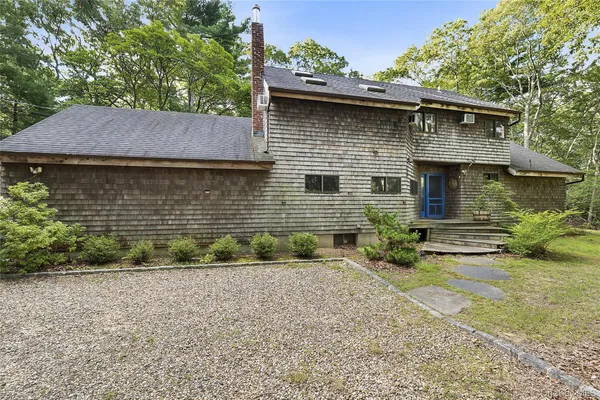 $2,000,000 | 526 Hands Creek Road, East Hampton, NY 11937