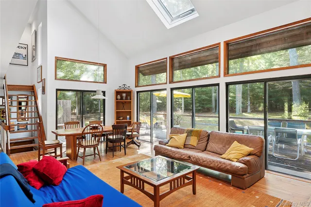 $2,000,000 | 526 Hands Creek Road, East Hampton, NY 11937