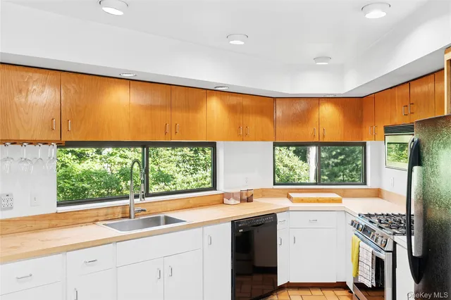 $2,000,000 | 526 Hands Creek Road, East Hampton, NY 11937