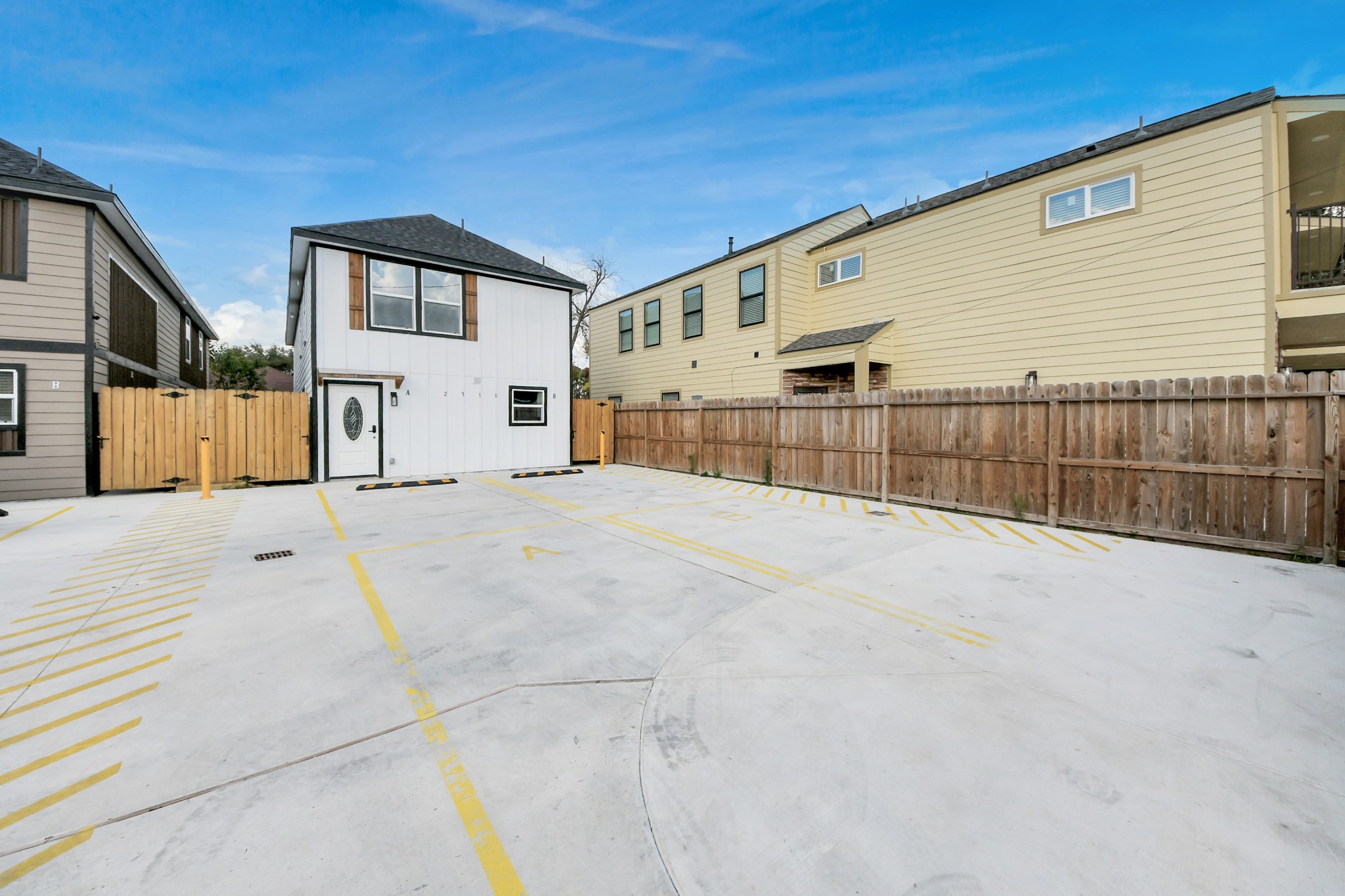 2310 Wavell Street, Unit B Houston, TX 77088 - Photo 4 of 31 a view of a backyard