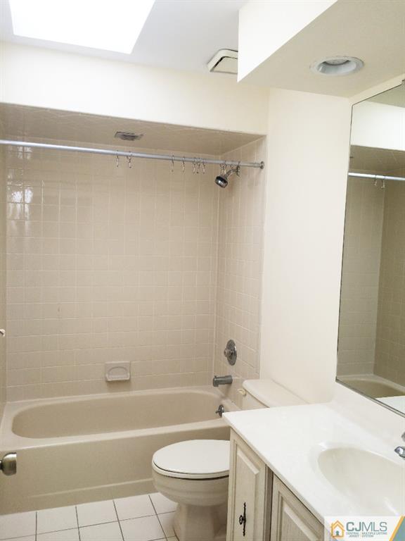 4607 Stonehedge Road Edison, NJ 08820 - Photo 4 of 10 a bathroom with a sink a toilet and a bathtub
