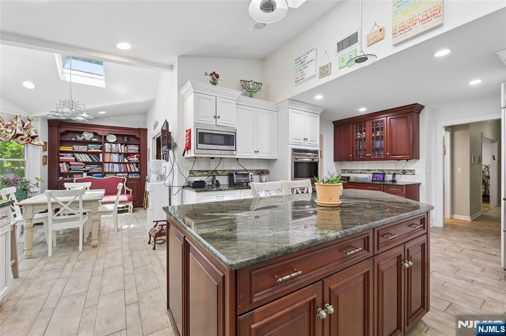 384 Rutland Avenue Teaneck, NJ 07666 - Photo 10 of 36