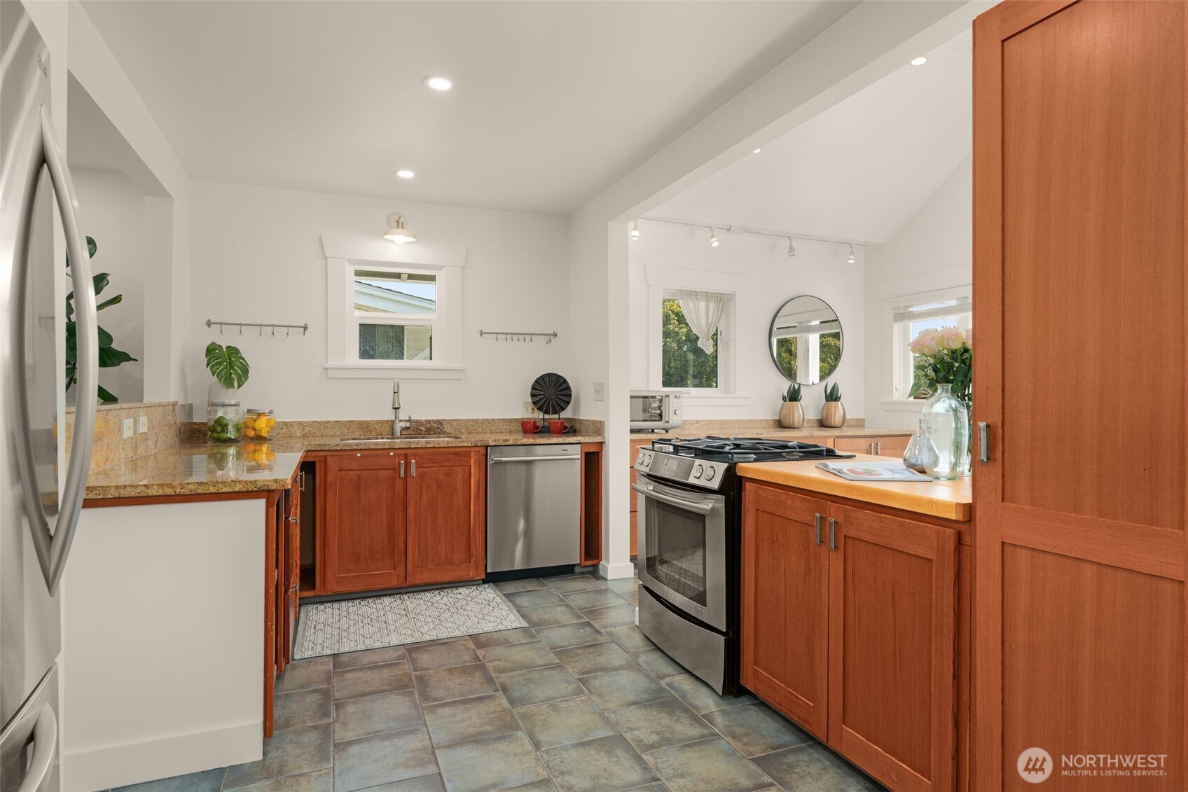 4037 52nd Avenue Southwest Seattle, WA 98116 - Photo 9 of 26 Gallery Image 9