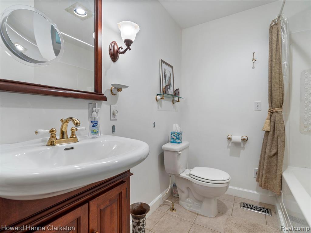 7885 Perry Lake Road Clarkston, MI 48348 - Photo 20 of 34