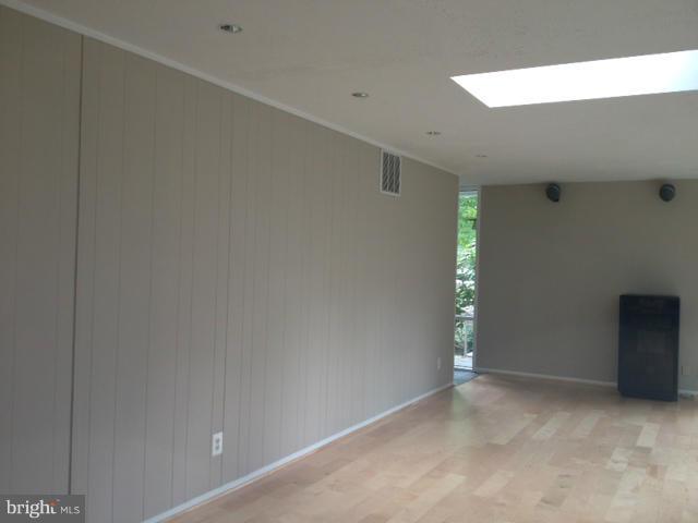 7702 Elba Road Alexandria, VA 22306 - Photo 7 of 29 Living Room