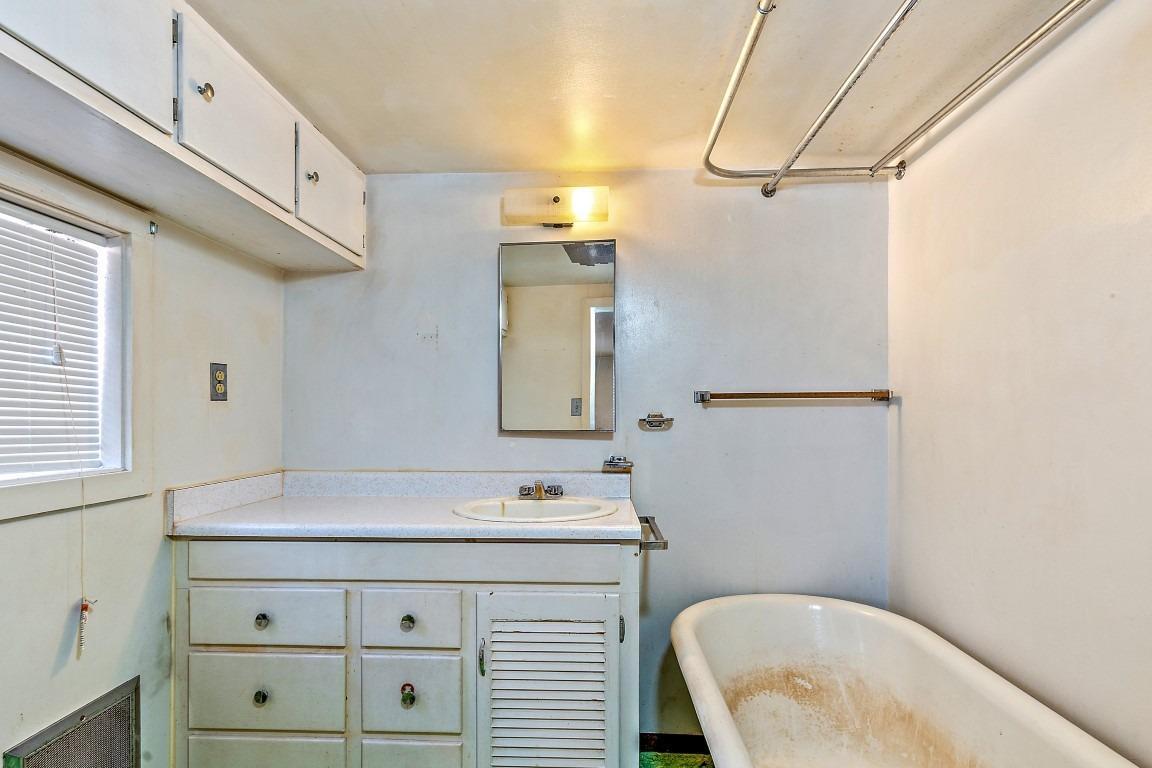 2384 Camp Baker Road Medford, OR 97501 - Photo 25 of 35 Interior of smaller house