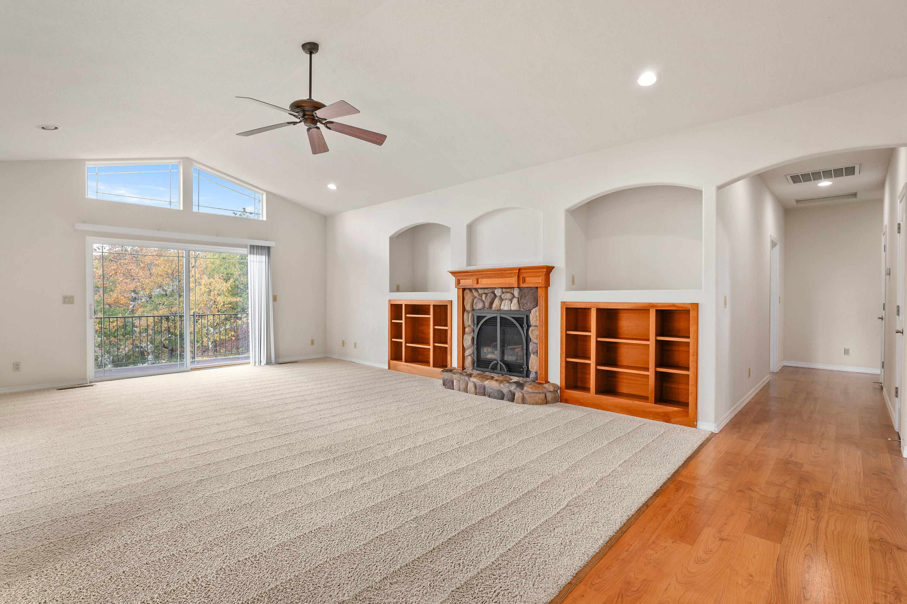 142 Northwest Native Run Loop Grants Pass, OR 97526 - Photo 8 of 48 Living Room