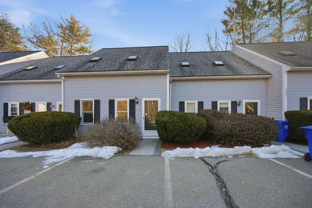 $325,000 | 20 Tanglewood Drive, Hampstead, NH 03826