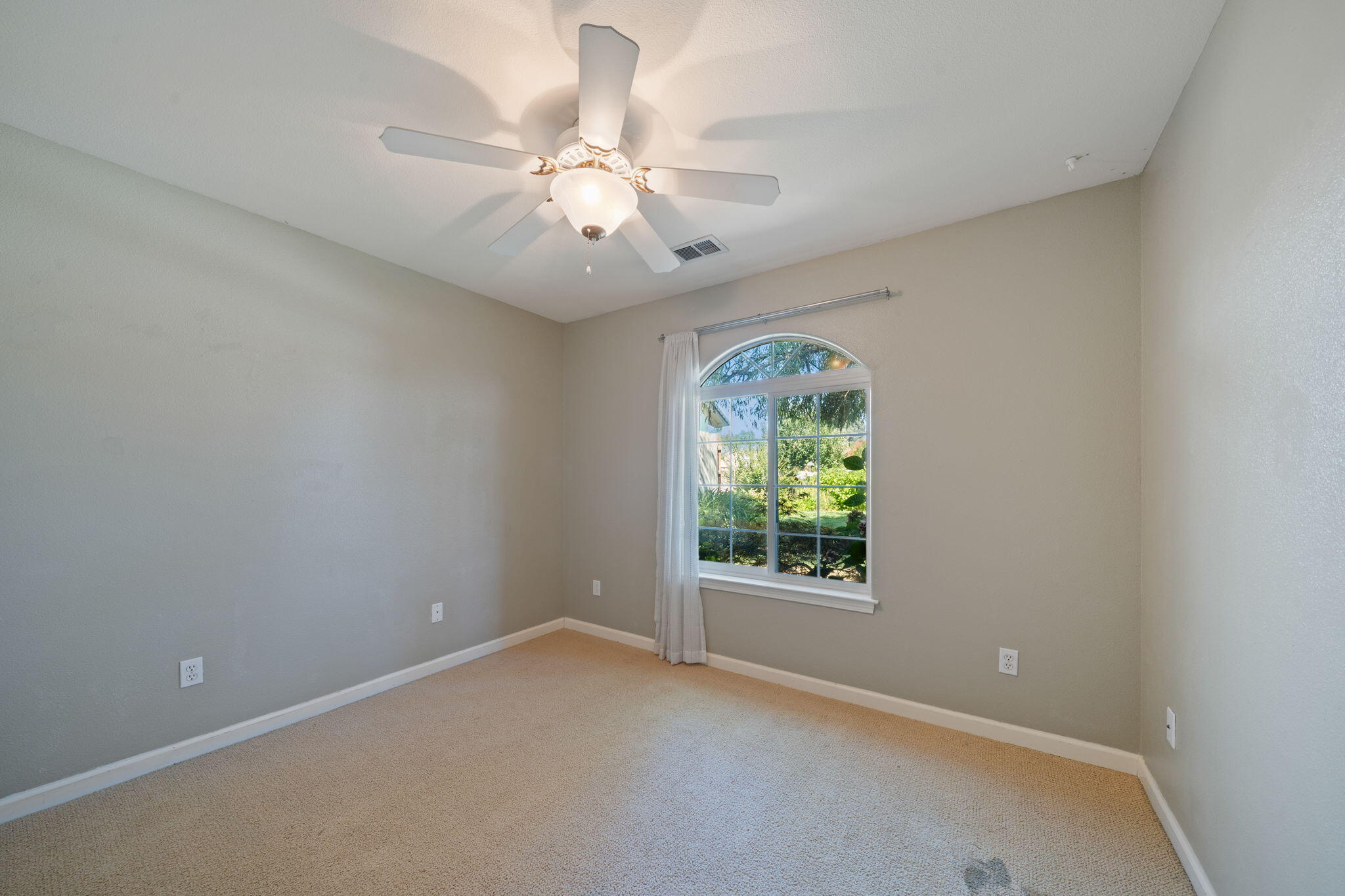 3790 Indio Way Redding, CA 96002 - Photo 25 of 51 Guest Room 2