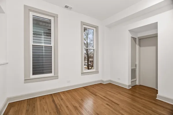 $2,400 | 2030 North Oakley Avenue, Unit 2F, Chicago, IL 60647