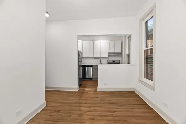 $2,400 | 2030 North Oakley Avenue, Unit 2F, Chicago, IL 60647