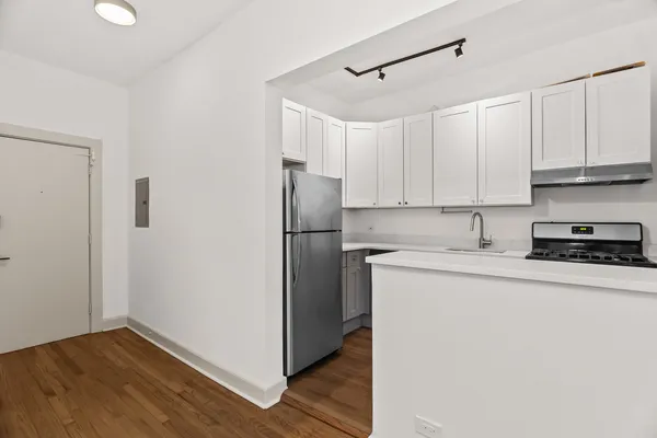 $2,400 | 2030 North Oakley Avenue, Unit 2F, Chicago, IL 60647