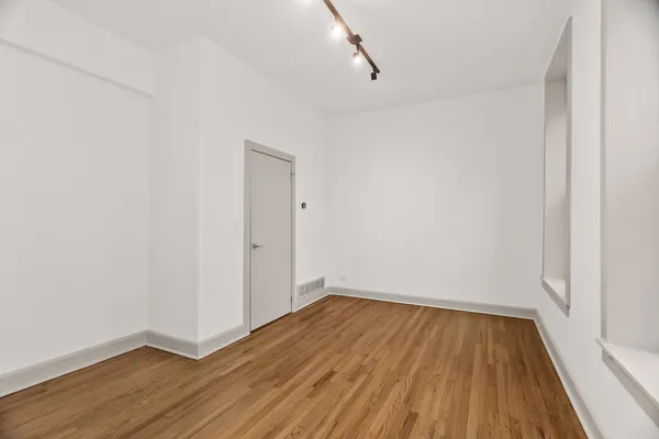 $2,400 | 2030 North Oakley Avenue, Unit 2F, Chicago, IL 60647