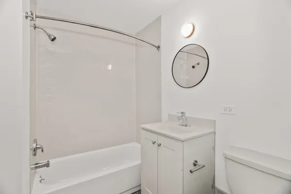 $2,400 | 2030 North Oakley Avenue, Unit 2F, Chicago, IL 60647