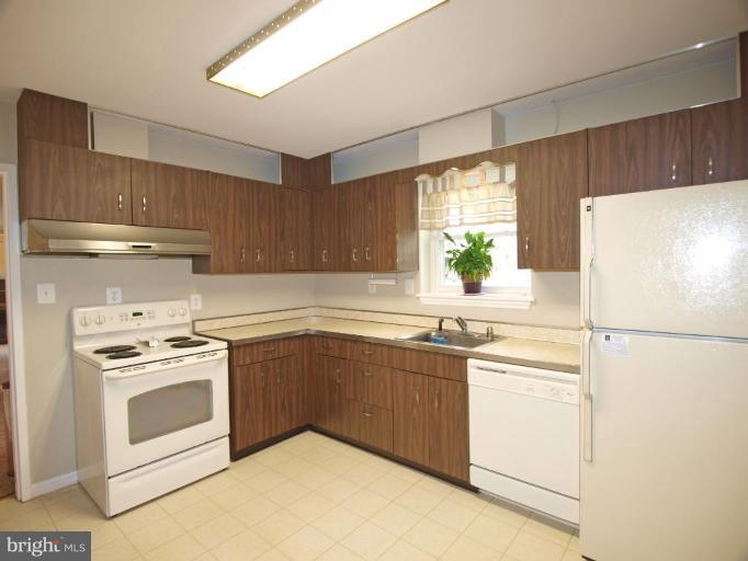 11601 Nairn Road Silver Spring, MD 20902 - Photo 13 of 20 Kitchen