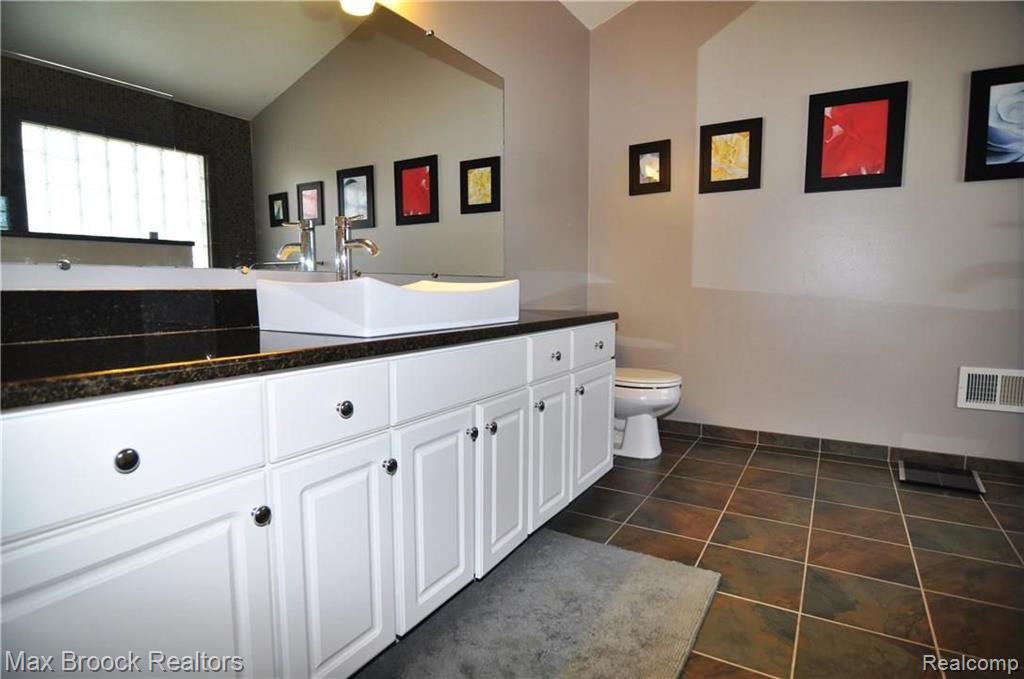 699 Twin Oaks Court Rochester Hills, MI 48307 - Photo 23 of 65