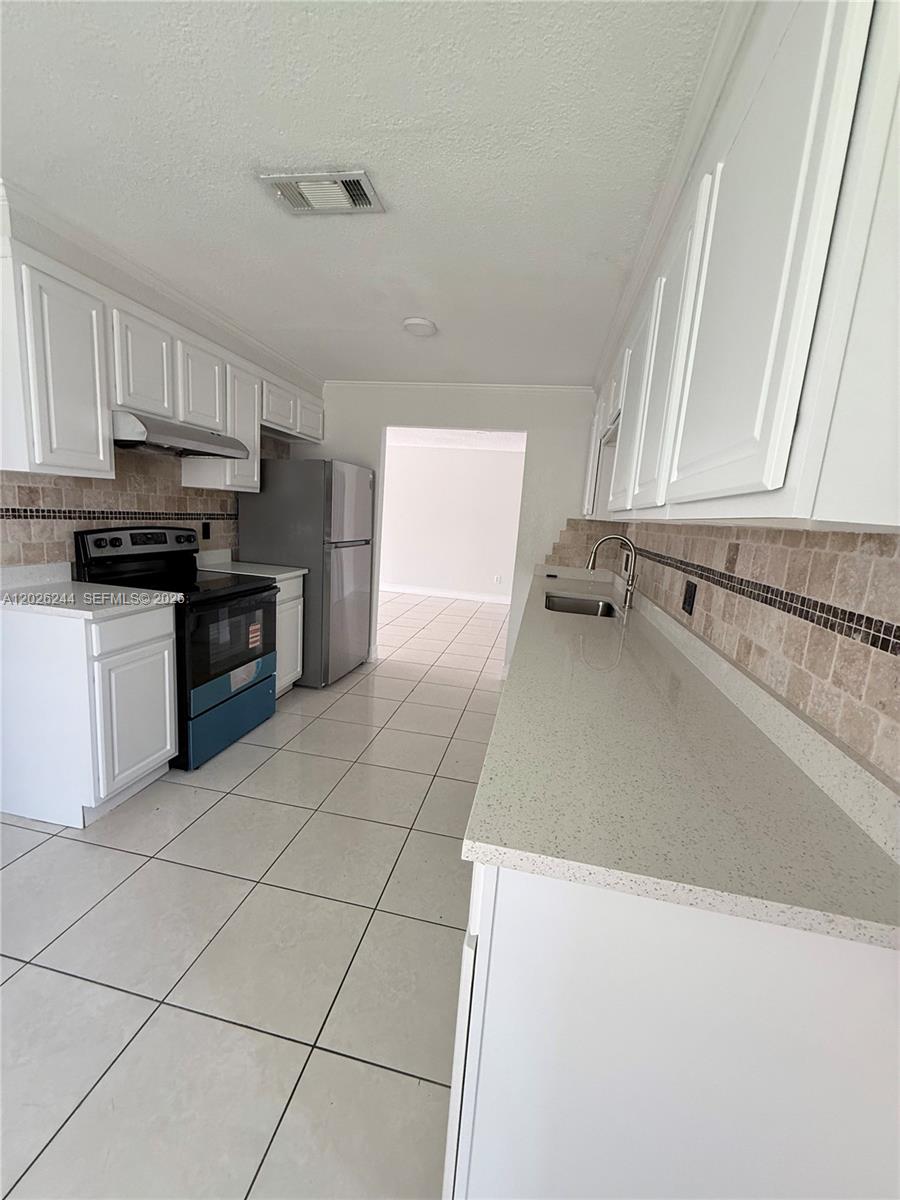 22217 Southwest 61st Avenue Boca Raton, FL 33428 - Photo 9 of 32