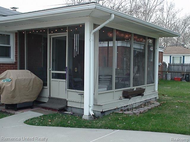 19222 Rensellor Street Livonia, MI 48152 - Photo 8 of 18 ENJOY