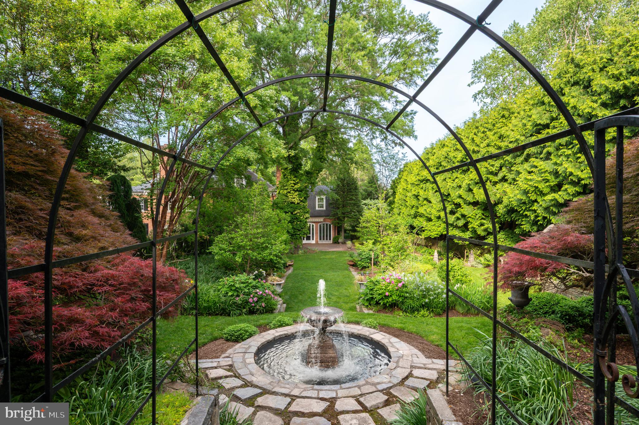 7116 Glenbrook Road Bethesda, MD 20814 - Photo 14 of 30 a backyard of a house with table and chairs