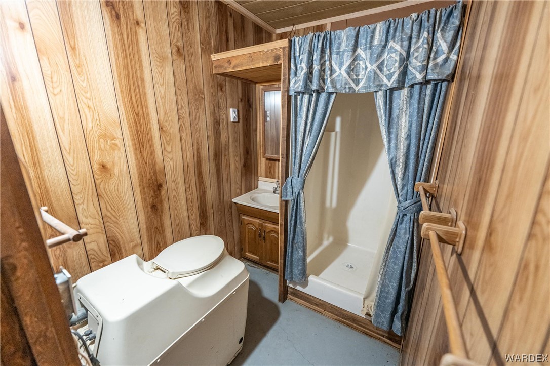 180 Sunfish Way Meadview, AZ 86444 - Photo 39 of 42 a bathroom with a sink toilet and tub