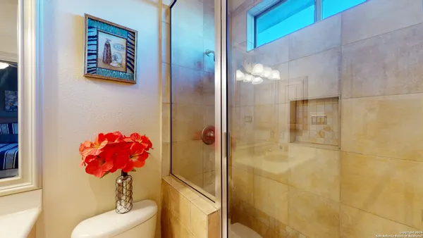 a bath room with a bathtub