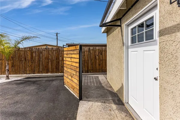 $2,000 | 12008 Roscoe Boulevard, North Hollywood, CA 91605