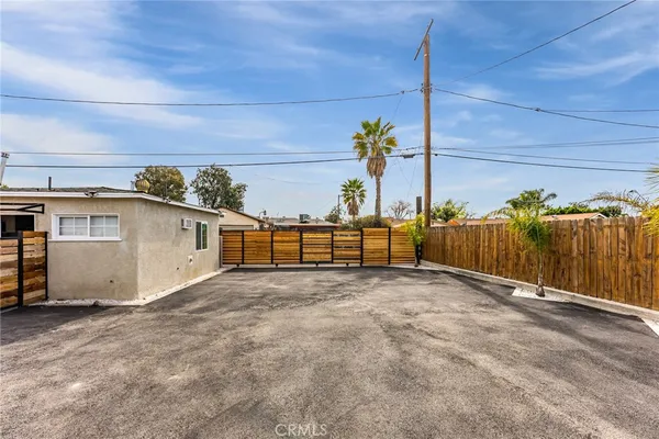 $2,000 | 12008 Roscoe Boulevard, North Hollywood, CA 91605