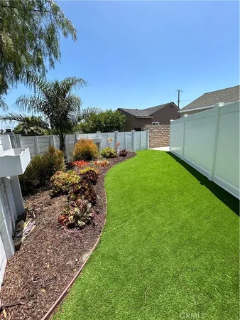 $2,000 | 12008 Roscoe Boulevard, North Hollywood, CA 91605