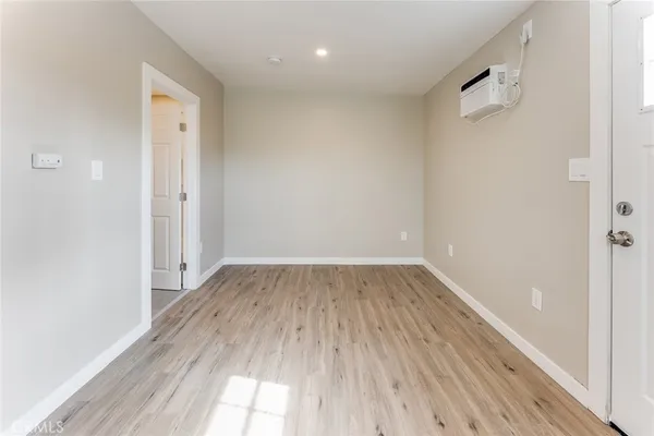 $2,000 | 12008 Roscoe Boulevard, North Hollywood, CA 91605