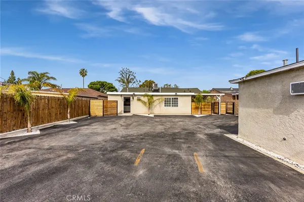 $2,000 | 12008 Roscoe Boulevard, North Hollywood, CA 91605