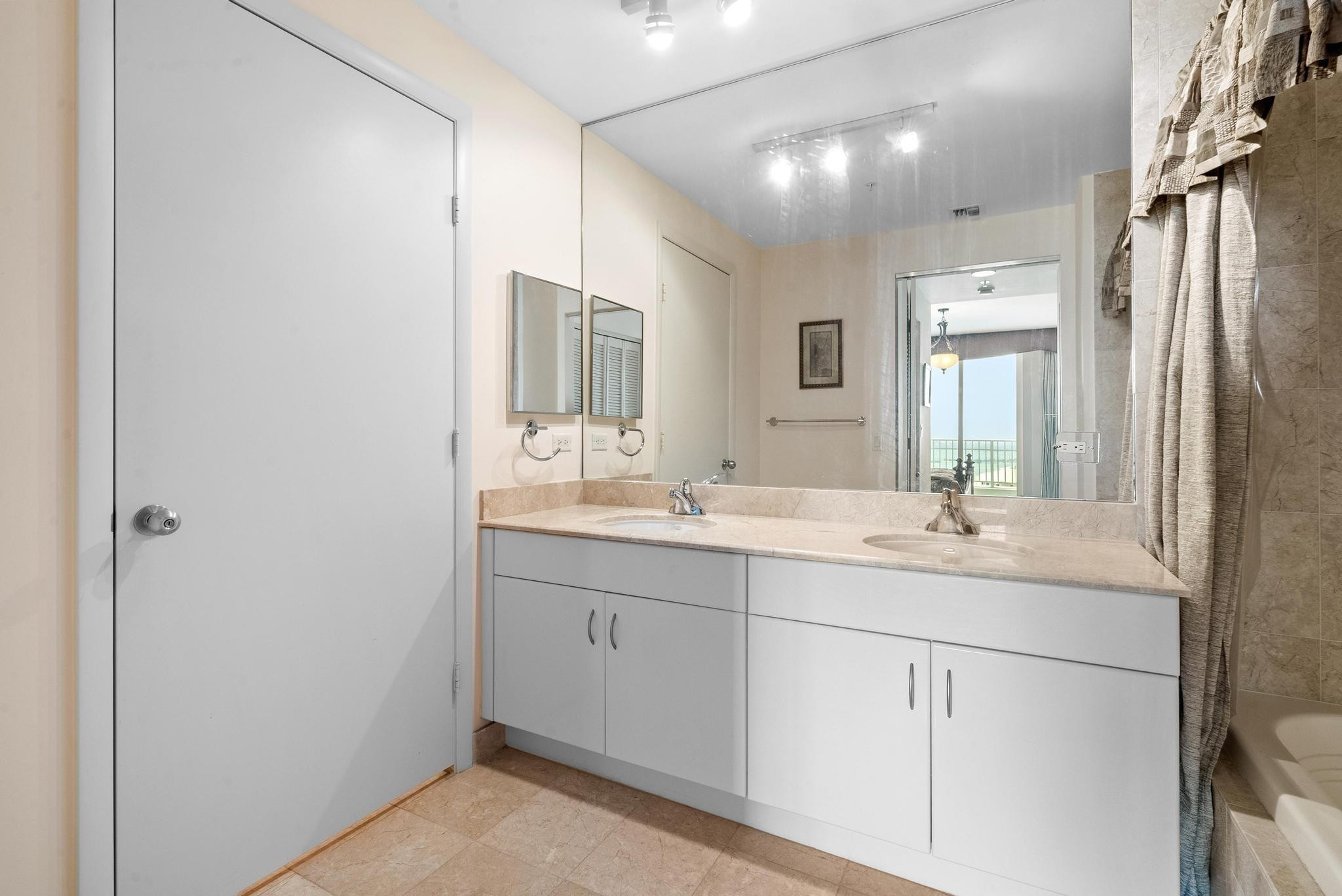 801 Brickell Key Boulevard, Unit 2903 Miami, FL 33131 - Photo 19 of 44 Photo 19