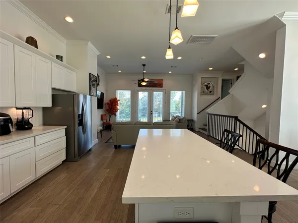 a large kitchen with kitchen island a large island in it