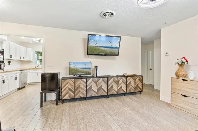 $298,999 | 995 Emerald Drive, Mount Dora, FL 32757