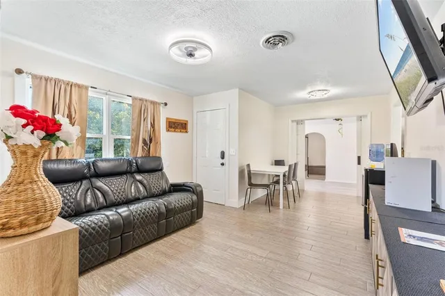 $298,999 | 995 Emerald Drive, Mount Dora, FL 32757