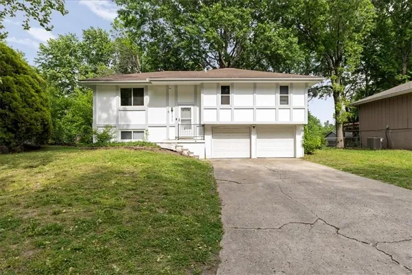$225,000 | 1613 Southeast Oak Street, Oak Grove, MO 64075