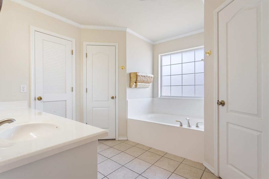 306 Baker Lane Robinson, TX 76706 - Photo 19 of 28 a bathroom with a bathtub and a sink
