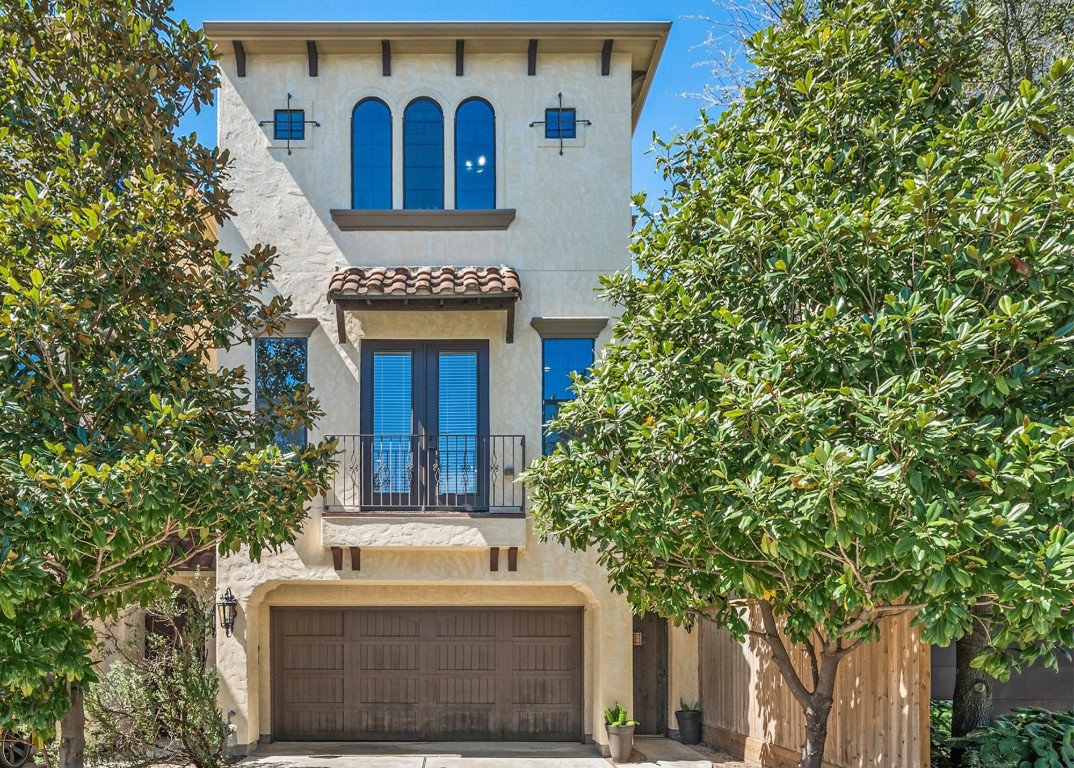 Charming Mediterranean-style exterior featuring
classic stucco, arched windows, and a private balcony
framed by mature landscaping. This beautifully
maintained Heights residence offers both character and
curb appeal in a prime location close to Downtown and
major freeways.