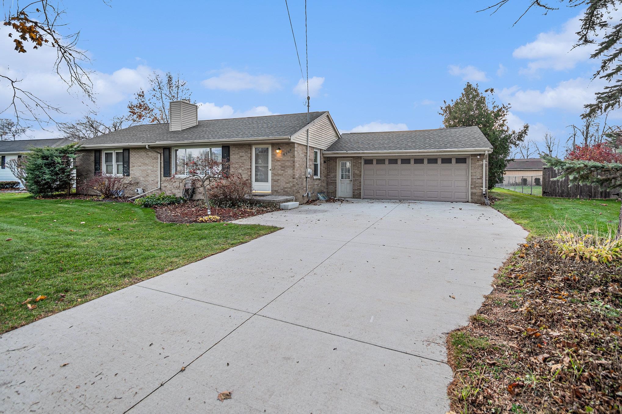 4825 Locust Road Saginaw, MI 48604 - Photo 2 of 28 1929128-3533a8d4-b2ef-4434-b3ae-bf52d2ccf0b6.JPG