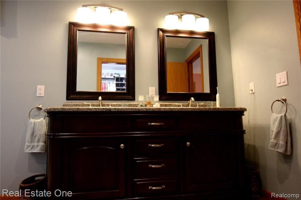 2216 Rochelle Park Drive Rochester Hills, MI 48309 - Photo 23 of 34