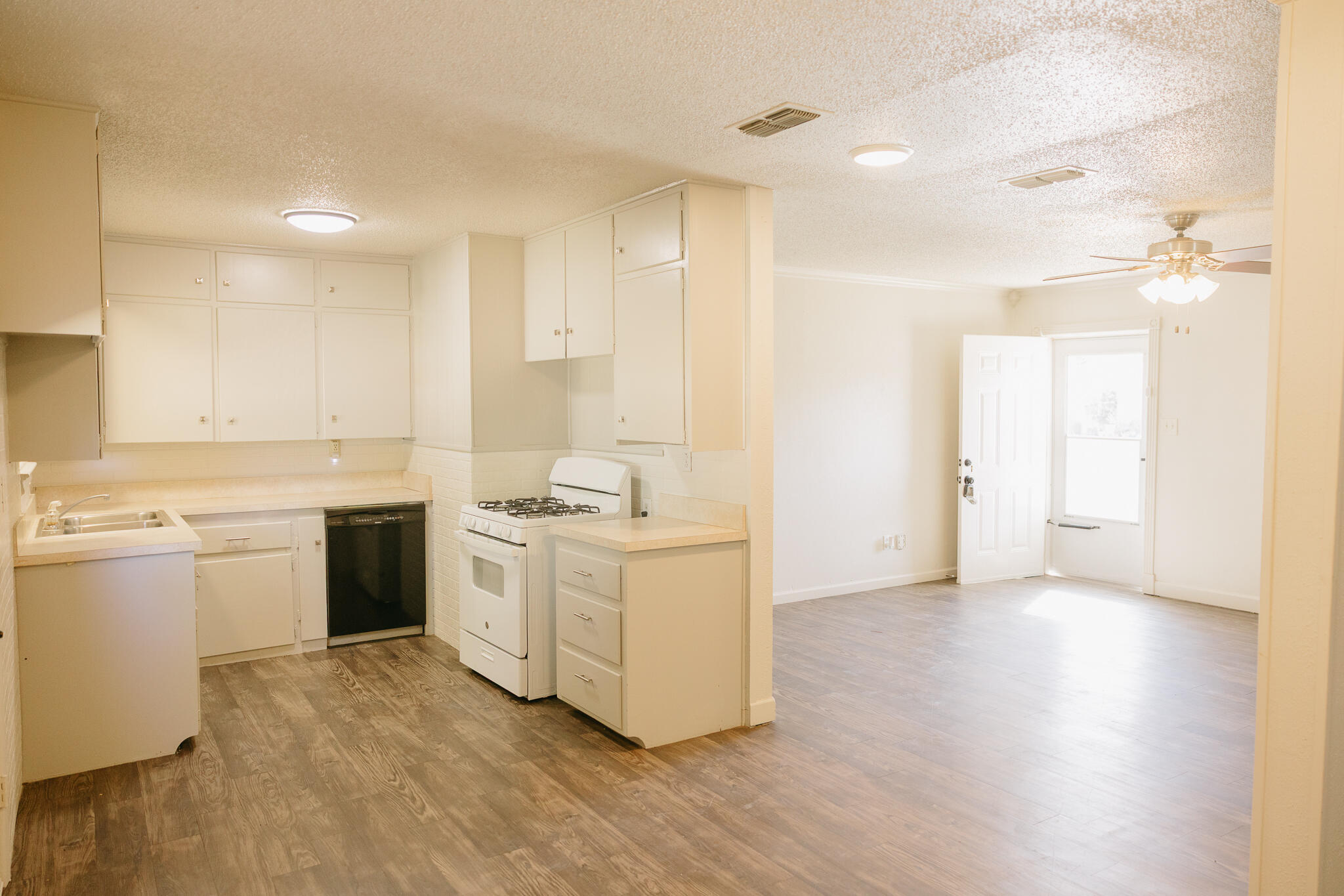 4412 45th Street Lubbock, TX 79414 - Photo 4 of 28 IMG_4410