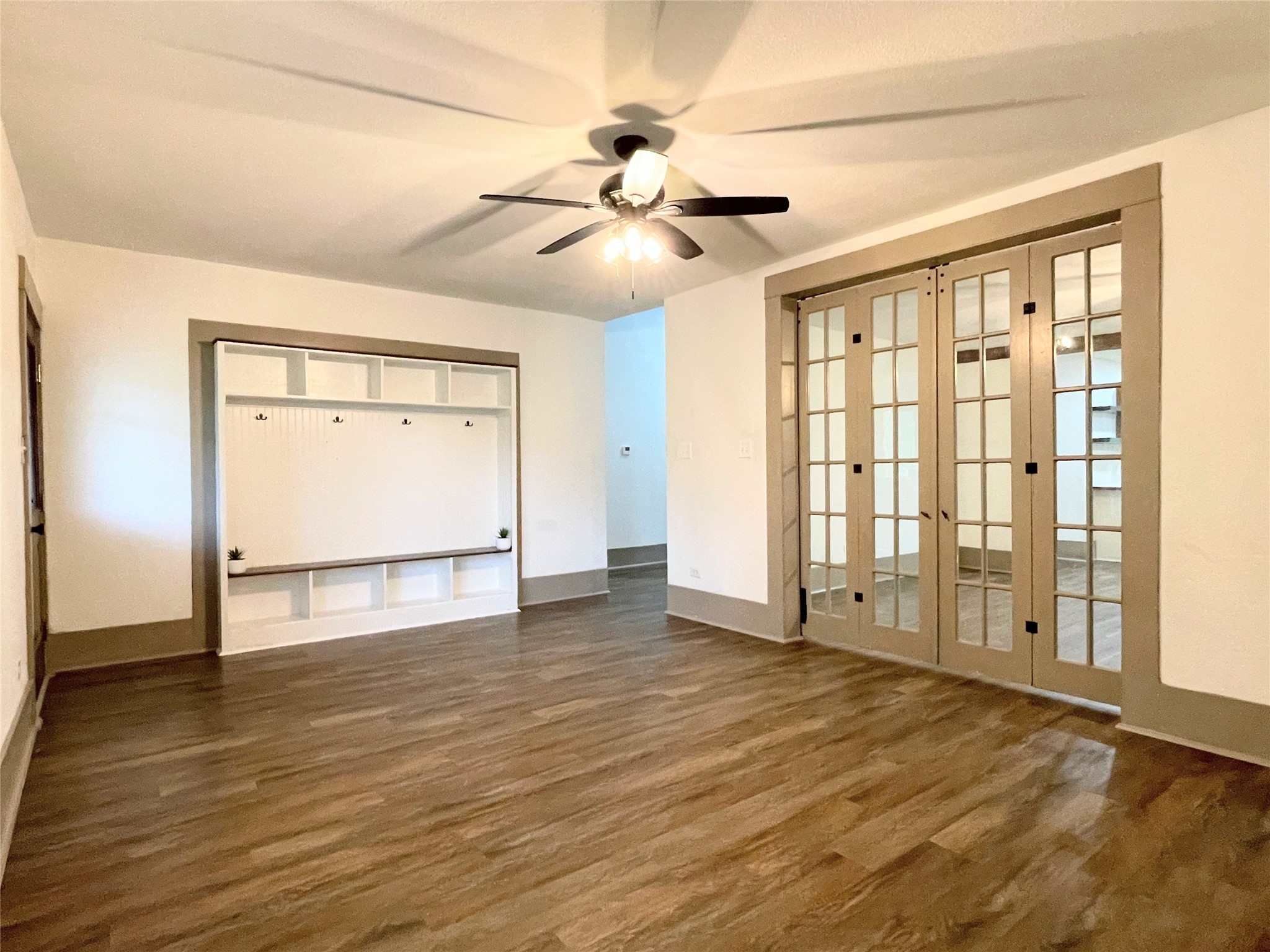 210 Crescent Drive Trinity, TX 75862 - Photo 3 of 33 Entry den