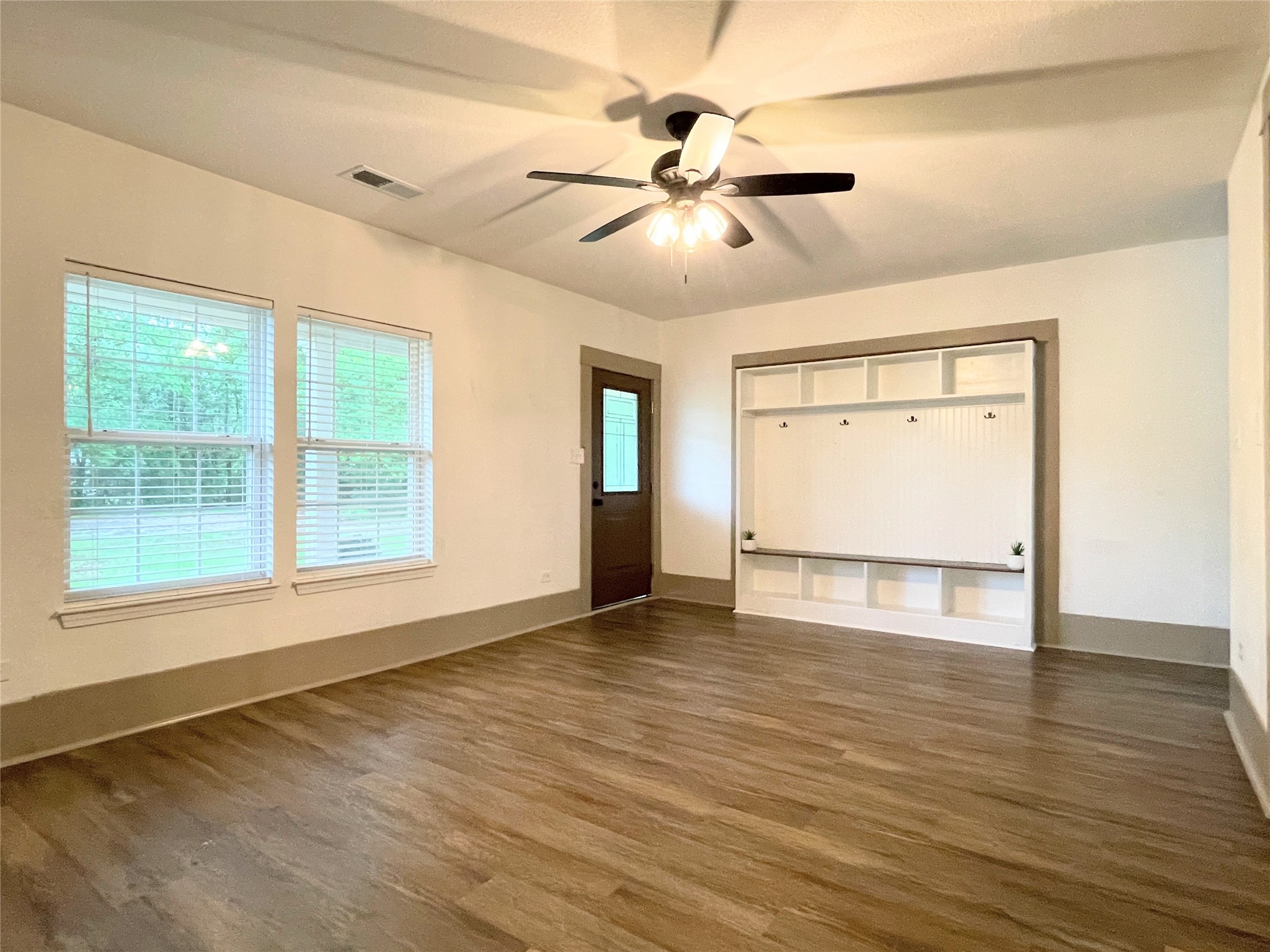 210 Crescent Drive Trinity, TX 75862 - Photo 5 of 33 Entry den