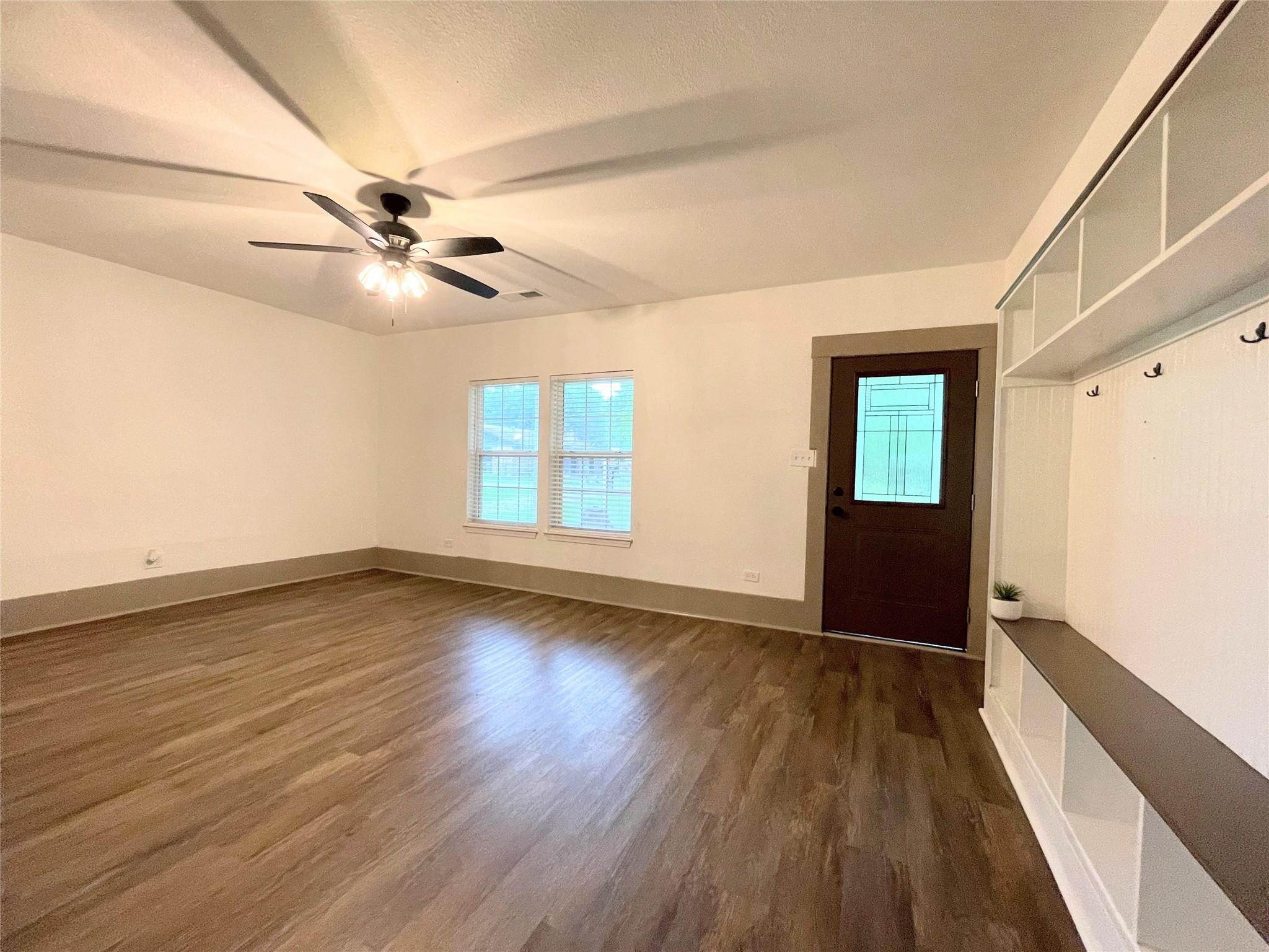 210 Crescent Drive Trinity, TX 75862 - Photo 7 of 33 Entry den and front door