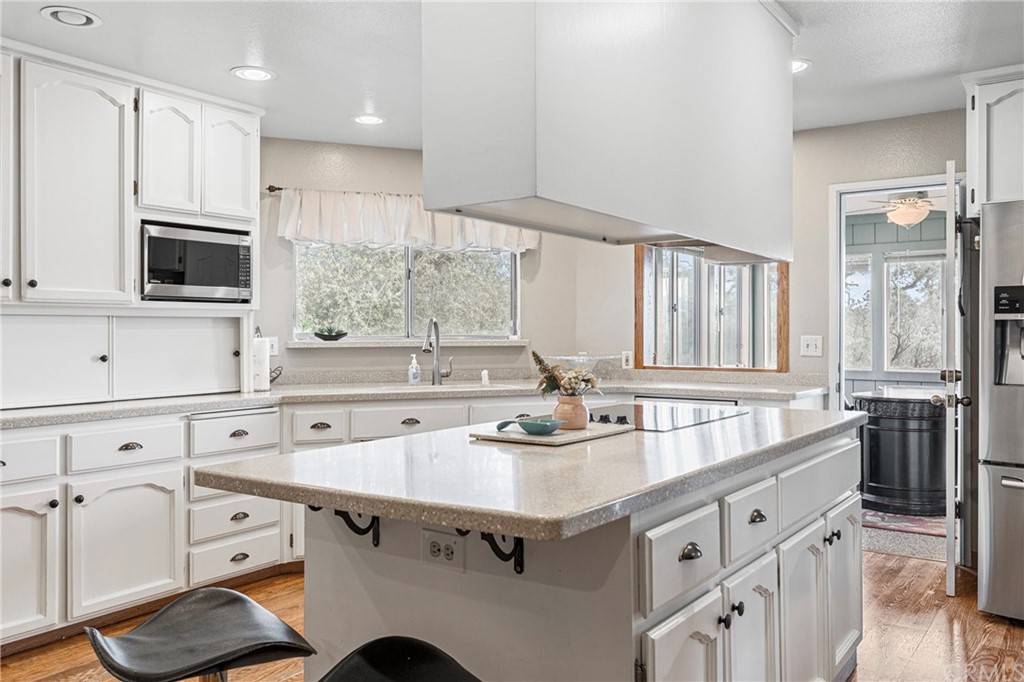 45943 Black Oak Road Coarsegold, CA 93614 - Photo 27 of 64 a kitchen with a sink stove and microwave