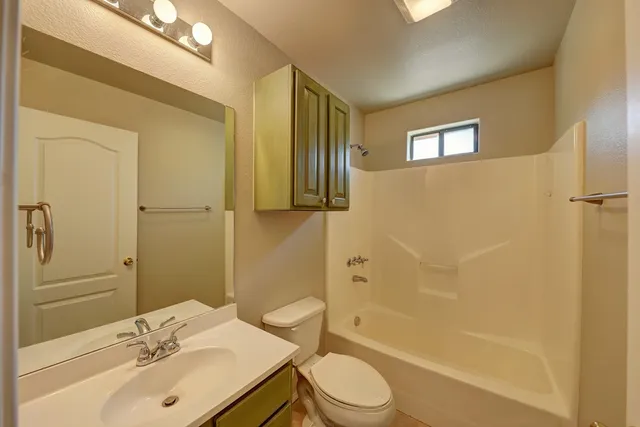 $1,950 | 409 Alvin Drive, Kerrville, TX 78028