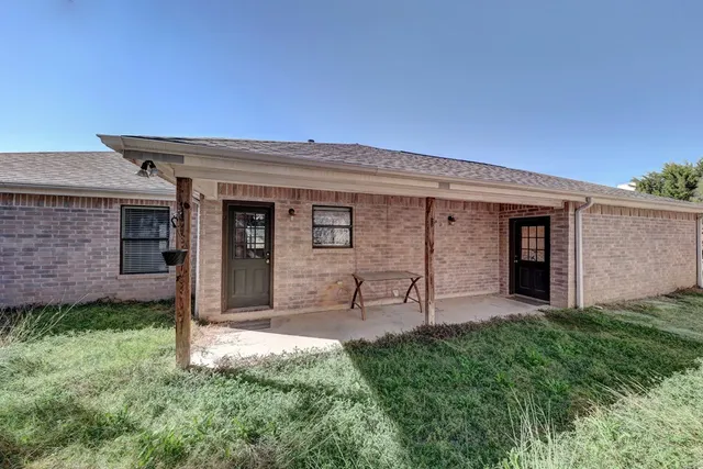 $1,950 | 409 Alvin Drive, Kerrville, TX 78028