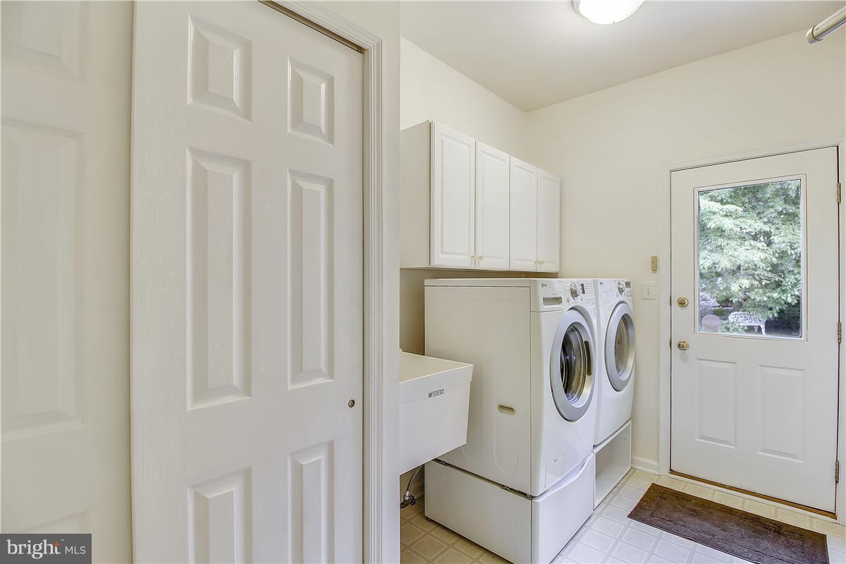 8006 Boulder Ridge Way Gaithersburg, MD 20882 - Photo 12 of 30 Laundry with closet