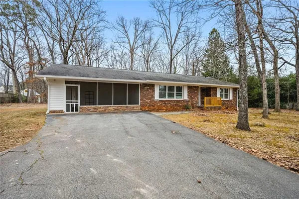 a view of a yard in front of house