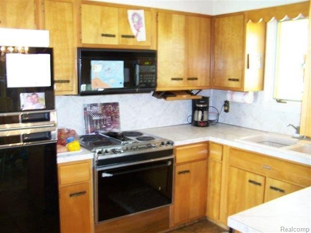 2142 Howe Road Burton, MI 48519 - Photo 2 of 11 howe 003