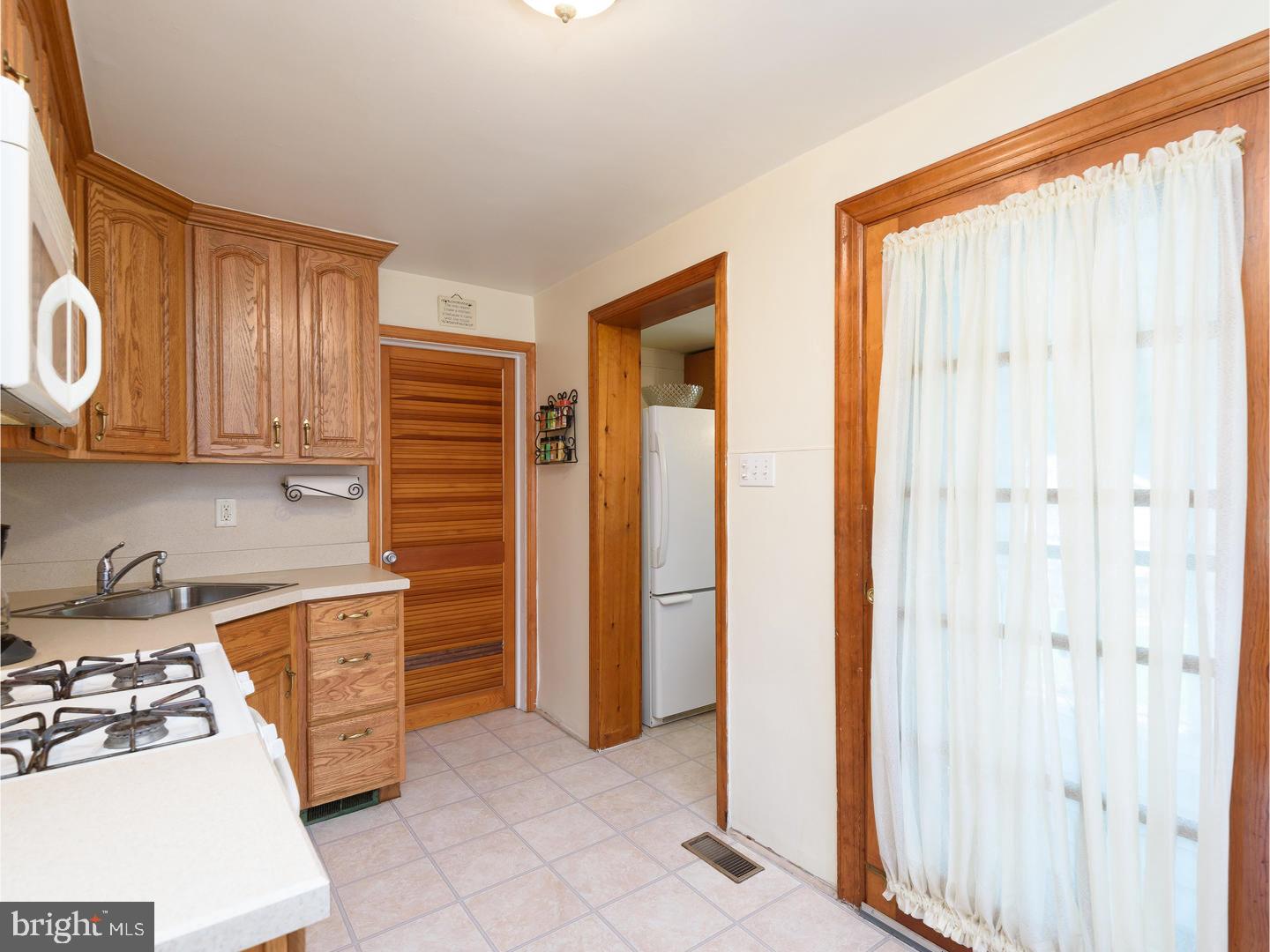 2903 Wakefield Drive Holmes, PA 19043 - Photo 10 of 25